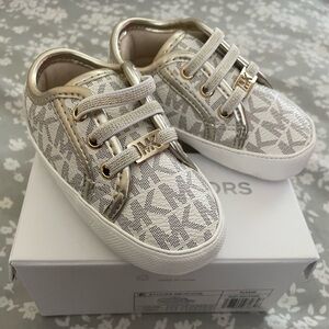 Michael Kors Kids Sneakers in Gold and White